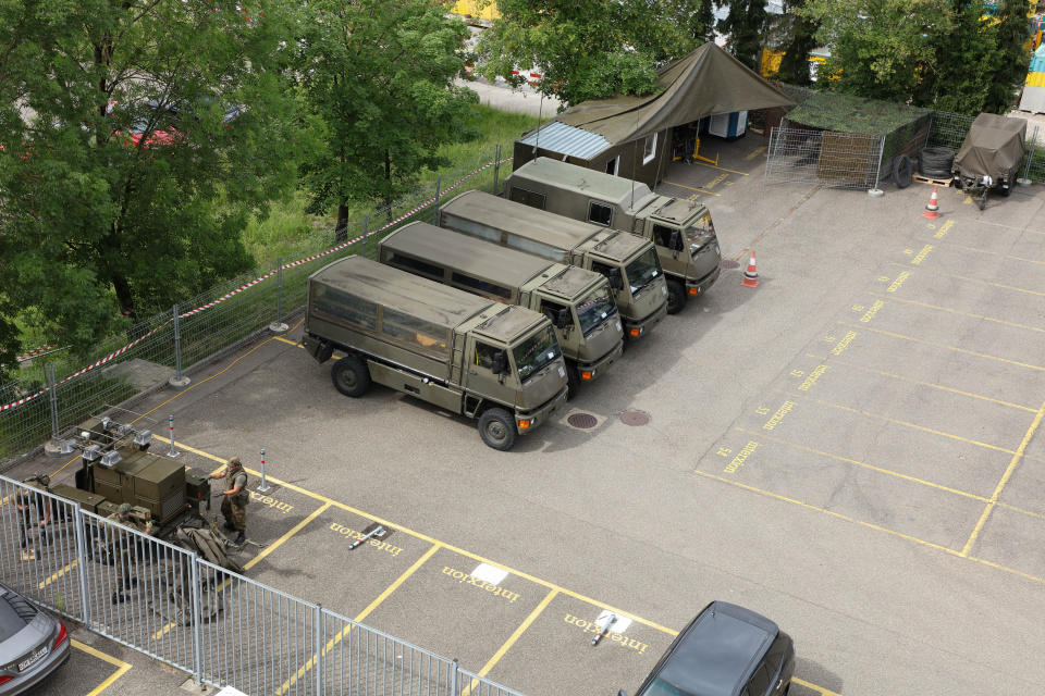 Schweizer Armee bewacht Interxion Rechenzentrum Glattbrugg